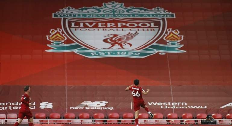 alexander-arnold-celebra-anfiled-vacio-escudo-liverpool-reuters.jpg