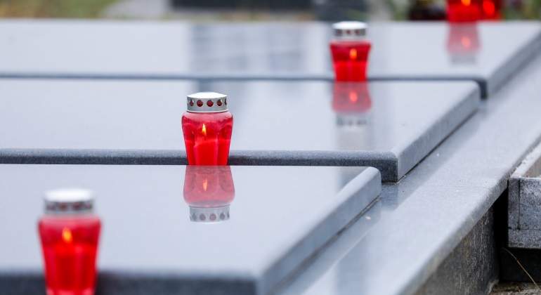 velas-cementerio-lapidas-cordonpress.jpg