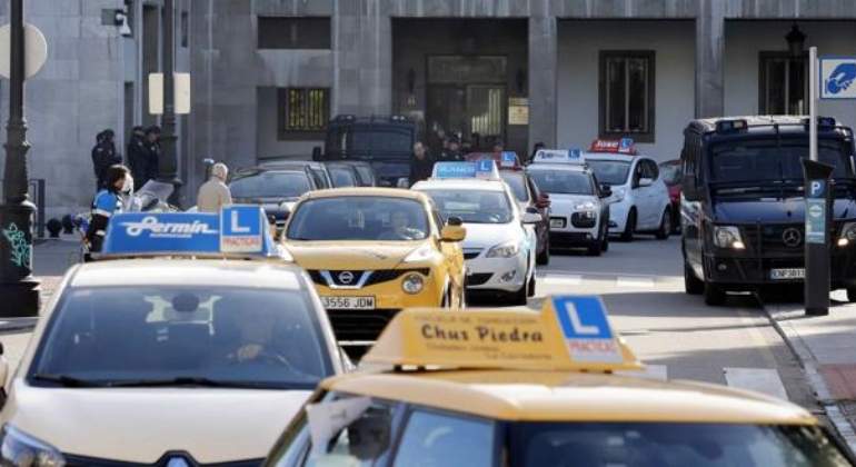 coches-autoescuela-examen-trafico-efe.jpg