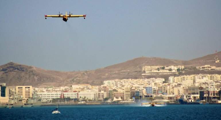 Un hidravin se une a las tareas de extincin de los incendios en Canarias