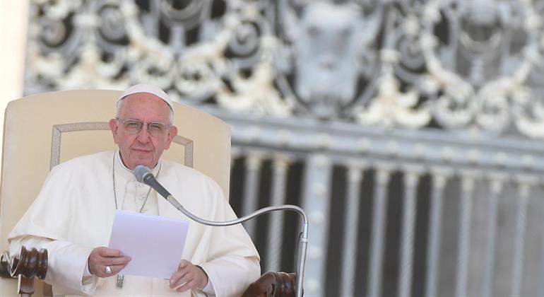 papa-francisco-microfono.jpg