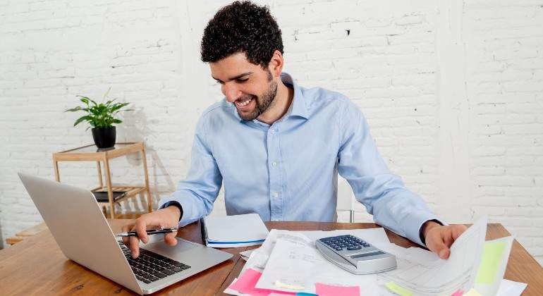 hombre-ordenador-trabaja-mesa-istock.jpg