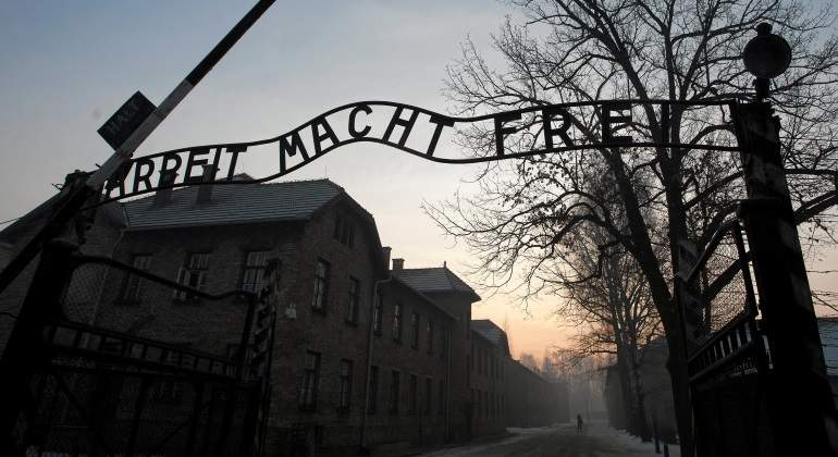auschwitz-inscripcion-entrada-reuters.jpg