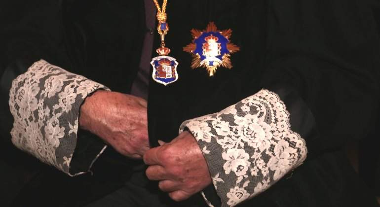 manos-toga-juez.jpg