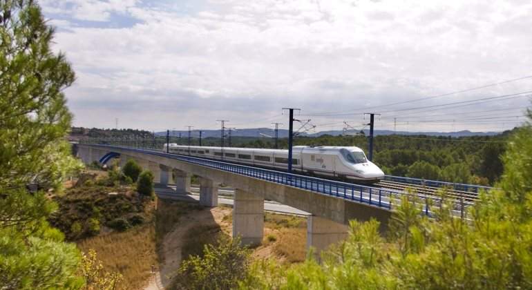 renfe-ave-via-tren-770.jpg