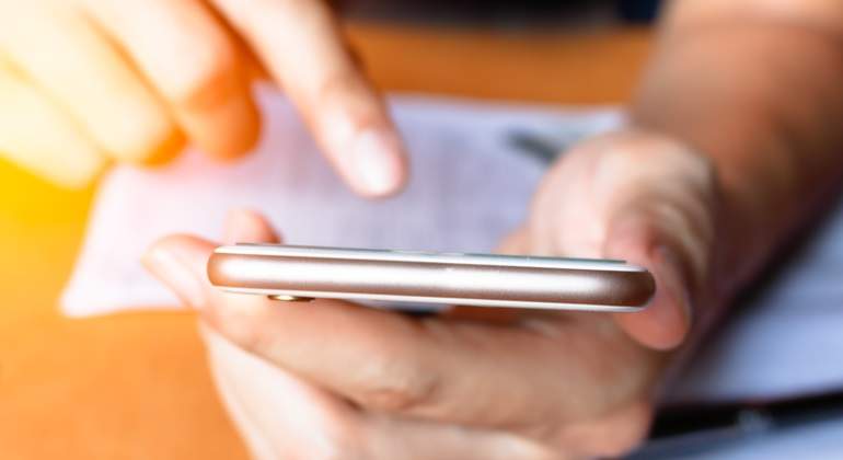 movil-usuario-dreamstime.jpg