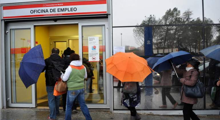 desempleo-oficina-paraguas.jpg