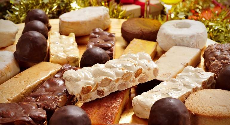 Turron-trufa-polvorones-y-otros-dulces-navidenos-iStock.jpg