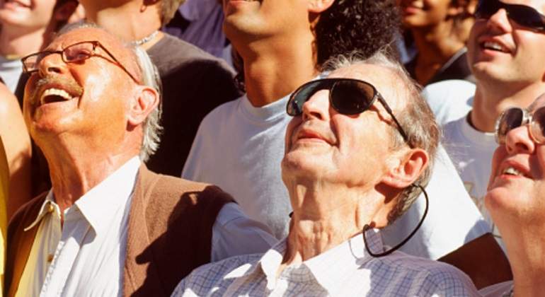 ancianos-miran-cielo.jpg