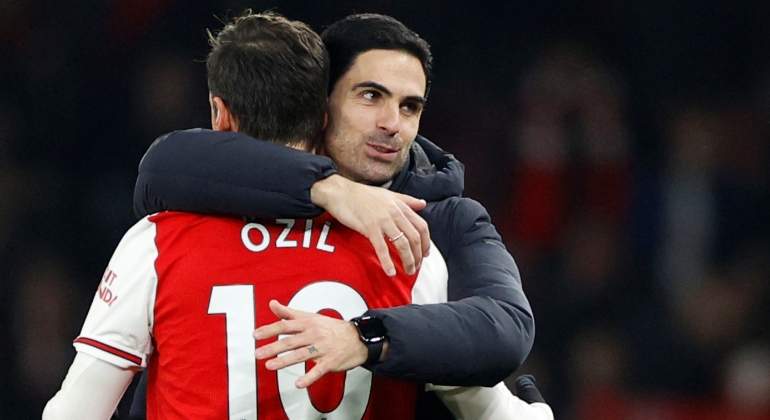 arteta-ozil-abrazo-arsenal-united-2020-reuters.jpg