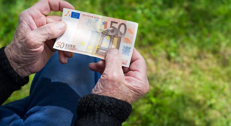 jubilado-billete-manos.jpg