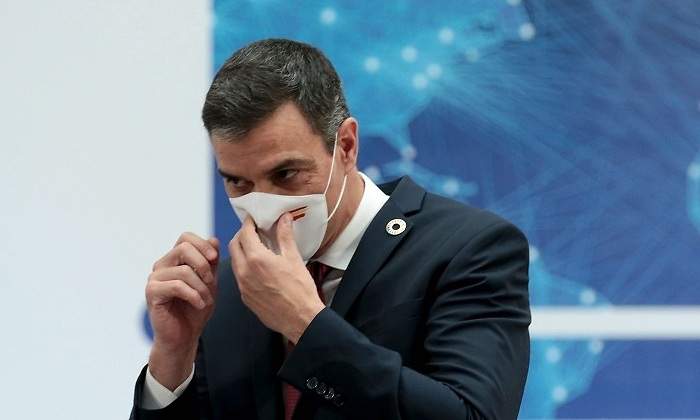 sanchez-mascarilla-mano-espana-cordonpress.jpg
