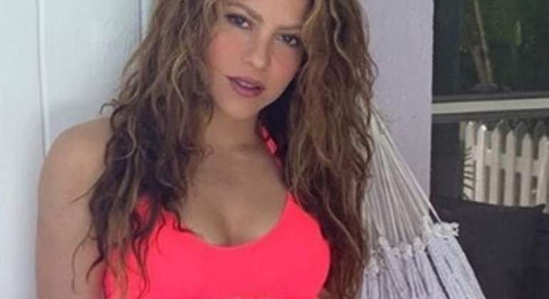 Shakira-bikini-neon-770.jpg