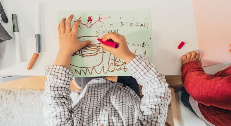 Nino-dibujando-en-un-folio-iStock.jpg