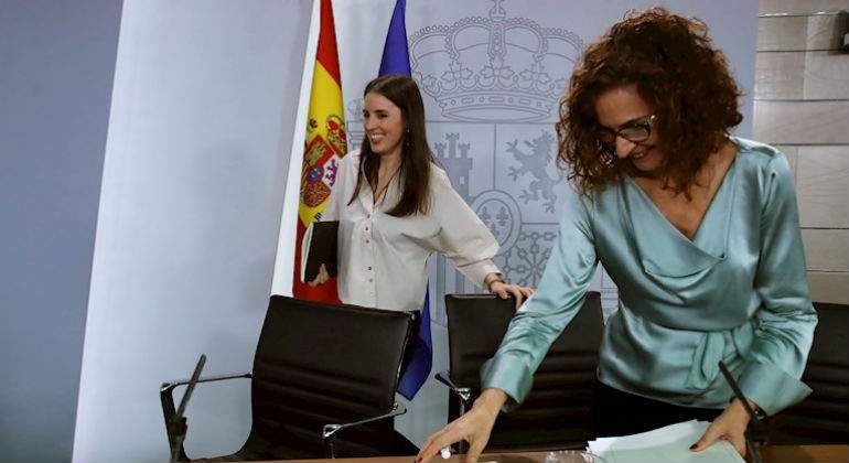 maria-jesus-montero-ministra-hacienda-irene-montero-ministra-igualda-consejo-ministros-efe.jpg