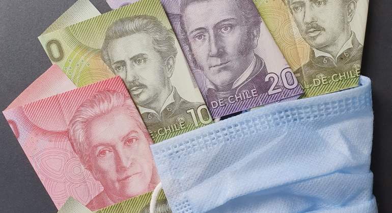 Billetes de peso chileno con una mascarilla