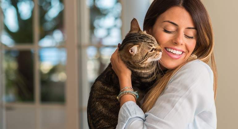 Mujera-sujetando-a-un-gato-iStock.jpg