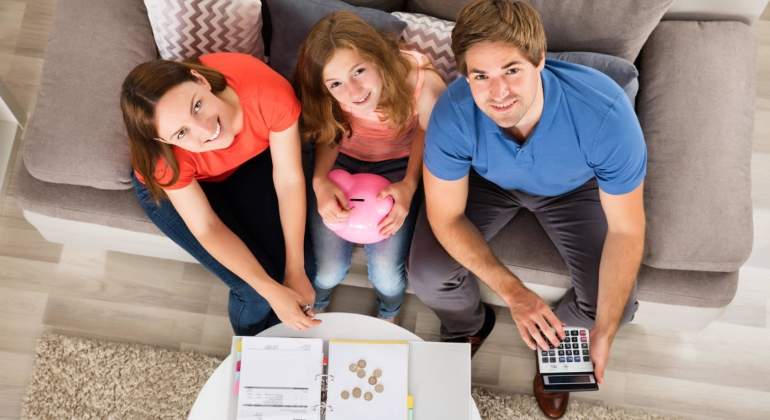 finanzas-personales-familia-hucha-alamy.jpg