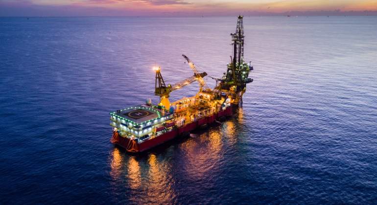 plataforma-petrolifera-mar-en-calma.jpg