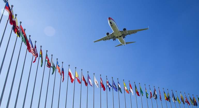 Avion-sobrevolando-banderas-iStock.jpg