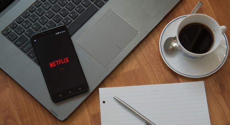 netflix-movil-ordenador-papel-770-dreamstime.jpg