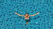 Vivir junto a una piscina en Madrid, ¿encarece el precio de la casa?