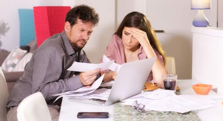 cuentas-familia-facturas-ingresos-dreamstime.jpg