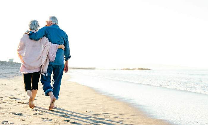 jubilados-paseando-playa-istock.jpg
