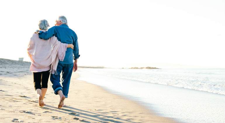 jubilados-paseando-playa-istock.jpg