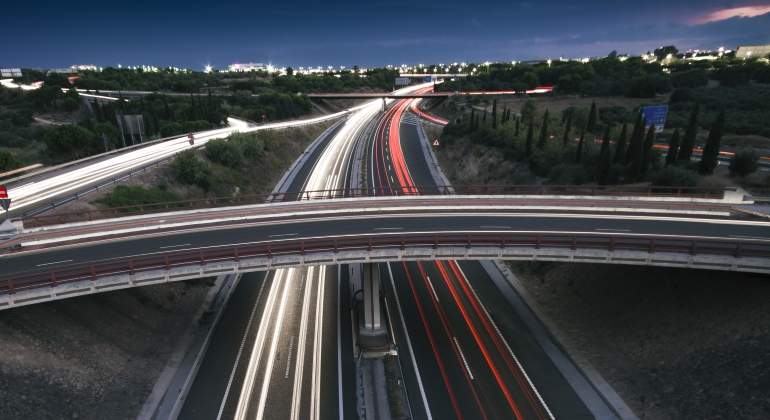 autopista-noche-dreamstime.jpg