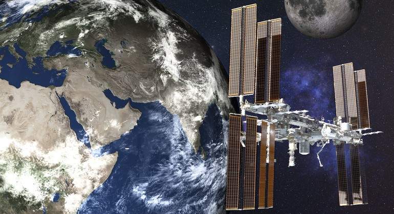 satelite-dreamstime.jpg