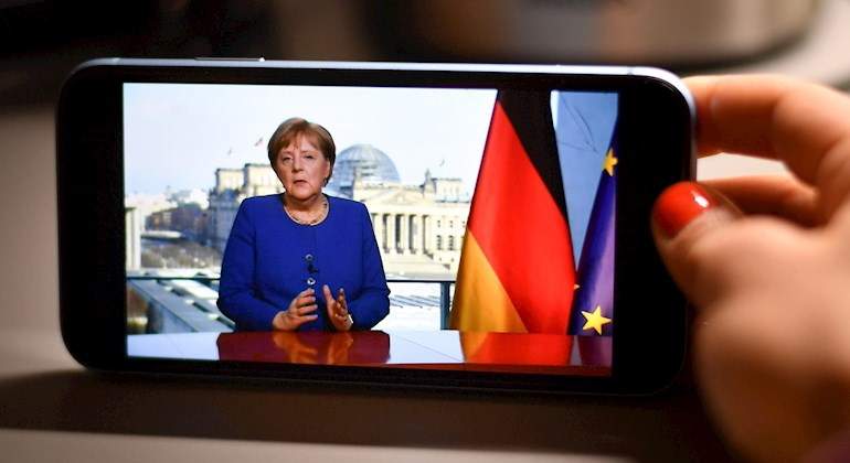 merkel-movil-covid-efe.jpg