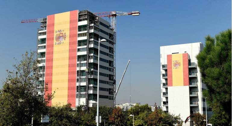 Bandera-Valdebebas-Gigante-2017-EFE.jpg