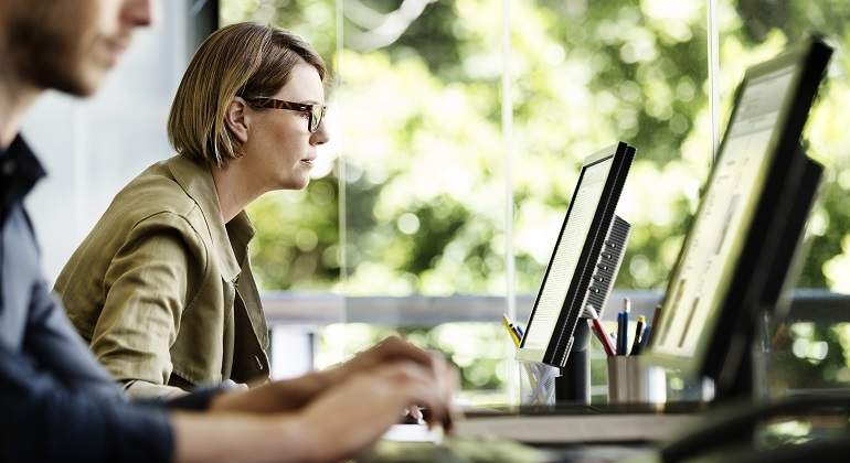Mujer-trabajando-ordenador-sentada-iStock.jpg