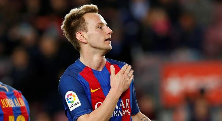 rakitic-mano-escudo-barcelona-reuters.jpg