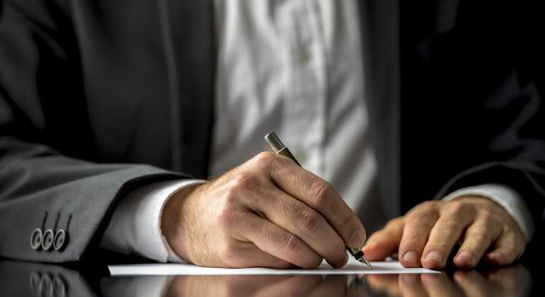 firma-documento-traje-negro-dreamstime.jpg