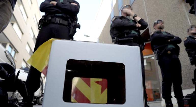 guardia-civil-urna-carton-efe.jpg