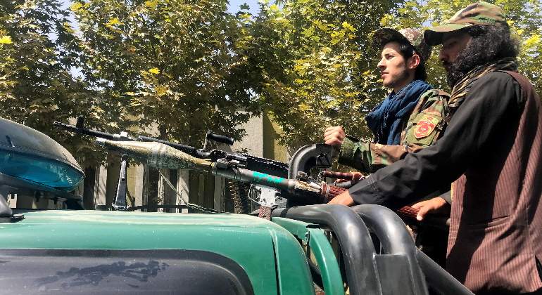 talibanes-coche-armas-kabul-afganistan-16agosto2021-reuters-770x420.jpg