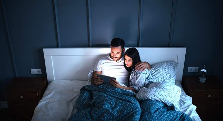 pareja-cama-vivienda.jpg