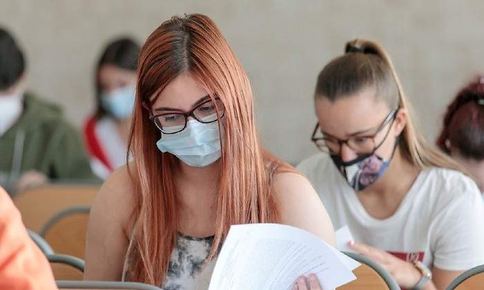 EuropaPress_3325740_grupo_alumnos_examinan_convocatoria_extraordinaria_ebau_ull.jpg