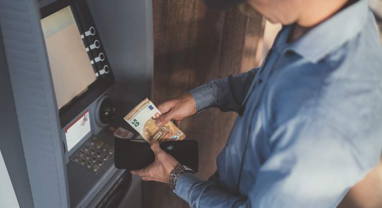 dinero-ingresos-cajero-limite-hacienda-istock.jpg
