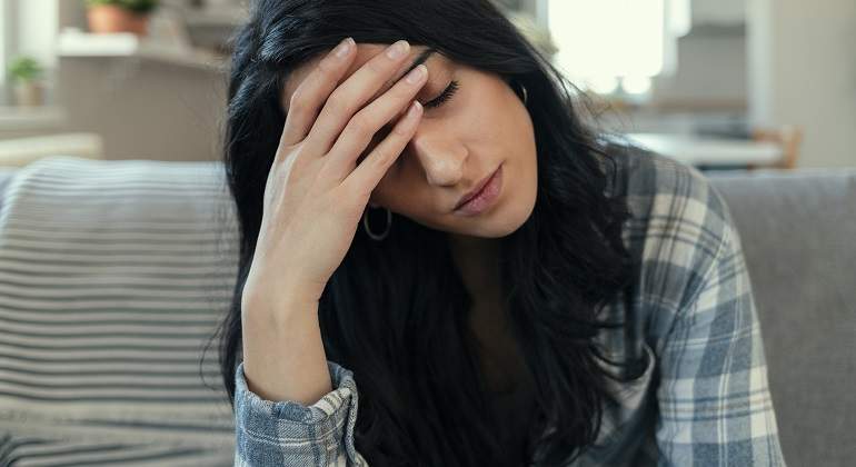 Chica-tocandose-la-cara-iStock.jpg