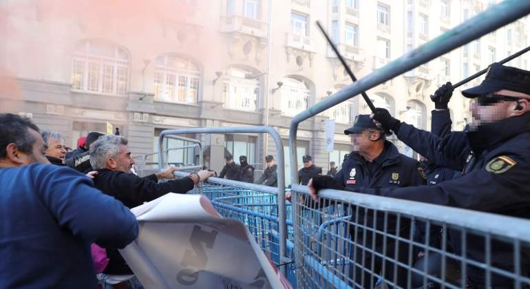 Huelga-taxistas-policia-28nov2017-EFE.jpg