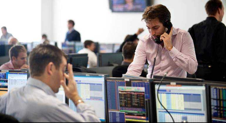 broker-vende-bolsa-alamy.jpg