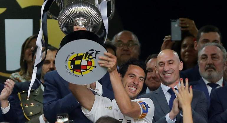 parejo-levanta-copa2-efe.jpg