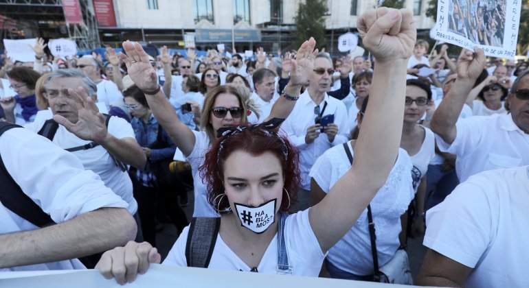 manifestacion-hablamos-dialogo-cataluna-efe.jpg