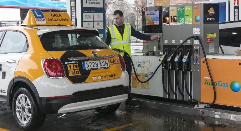 autoescuela-gala-glp-repostaje.jpg
