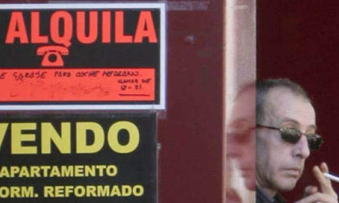 alquiler-venta-cartel-fumando-770-efe.jpg