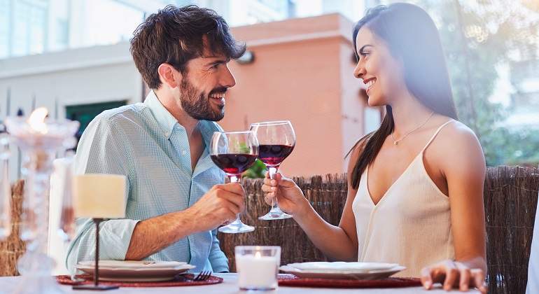 Pareja-brindando-iStock.jpg