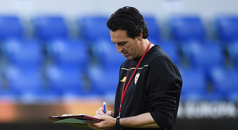 emery-pizarra-entrenamiento-final-europa-league-reuters.jpg